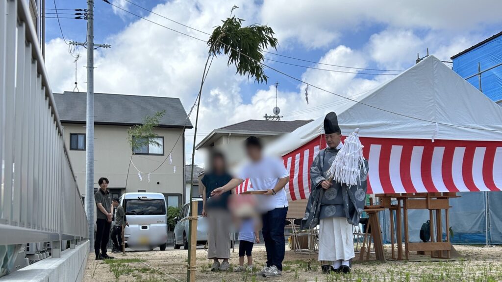 ご家族みんなで迎えた 和やかな地鎮祭