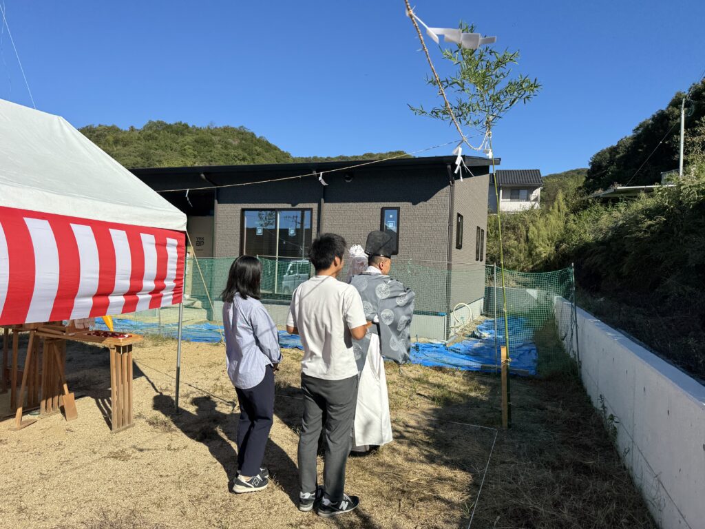 秋晴れの下で和やかな地鎮祭