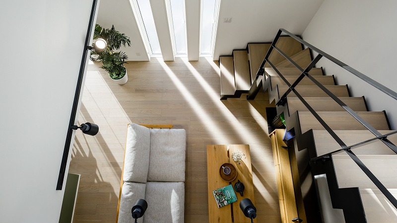 吹抜けとアイアン階段がある洗練された空間の家